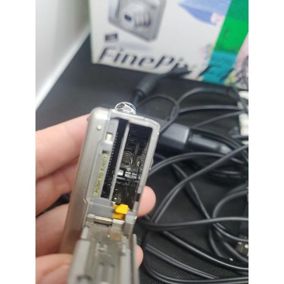 FUJIFILM Finepix F450 5.2MP Digital Camera FOR PARTS BAD SCREEN. camera turns on - Picture 10 of 15